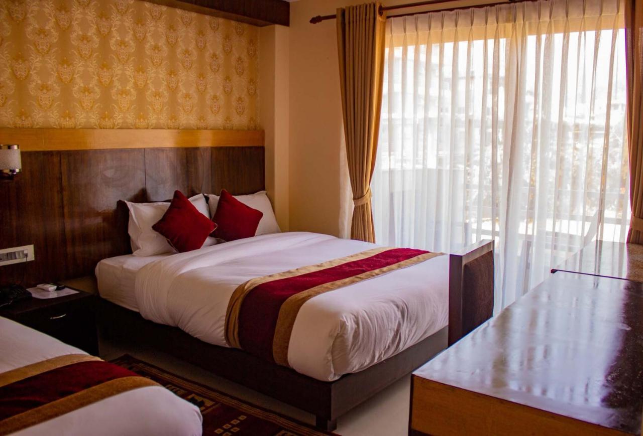 Hotel Silverline Pokhara Buitenkant foto