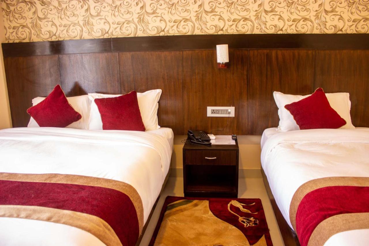 Hotel Silverline Pokhara Buitenkant foto