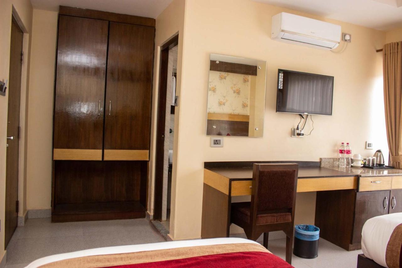 Hotel Silverline Pokhara Buitenkant foto