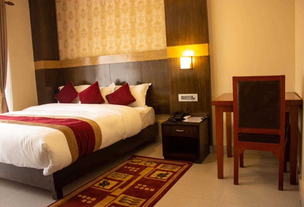 Hotel Silverline Pokhara Buitenkant foto
