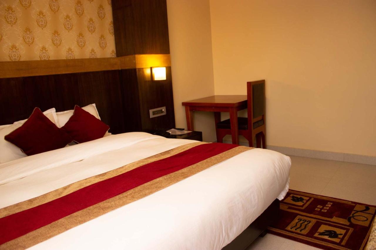 Hotel Silverline Pokhara Buitenkant foto