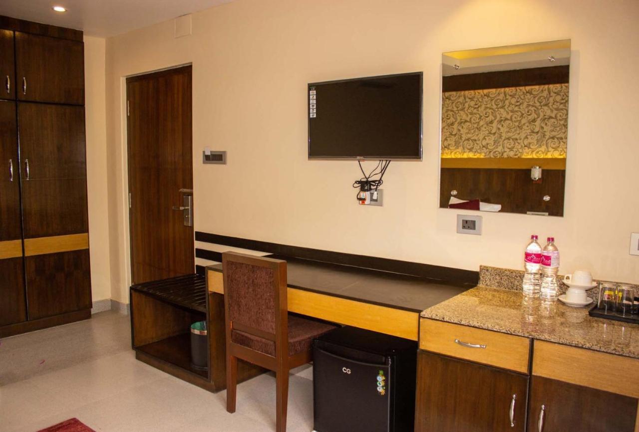 Hotel Silverline Pokhara Buitenkant foto