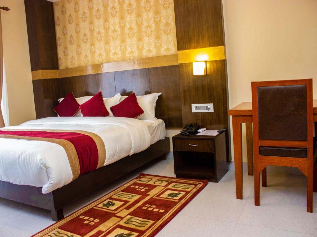 Hotel Silverline Pokhara Buitenkant foto