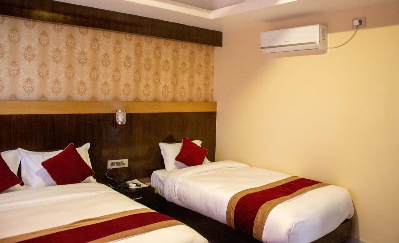 Hotel Silverline Pokhara Buitenkant foto